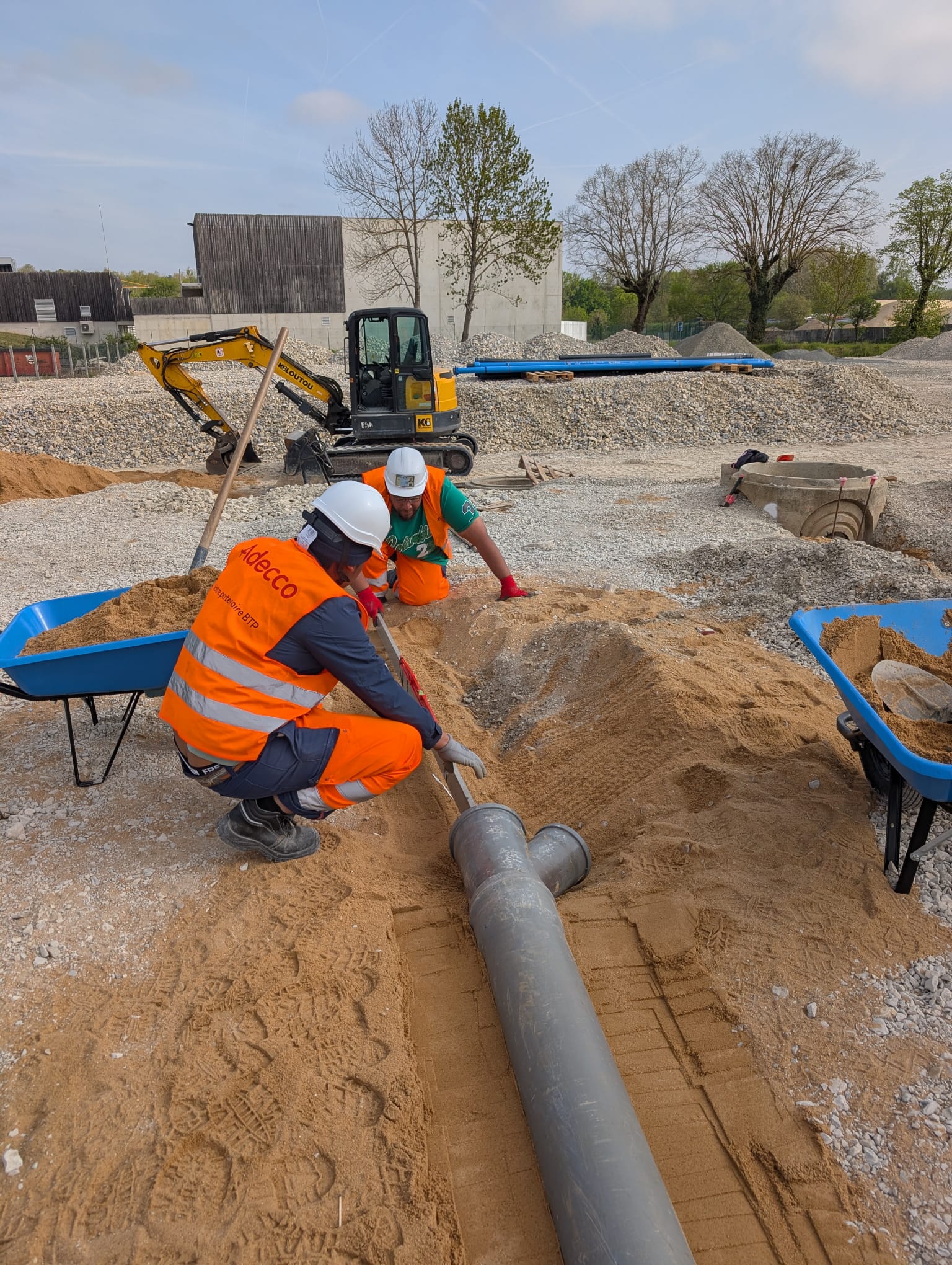 Pose de canalisation fonte AEP dans tranchée sablée