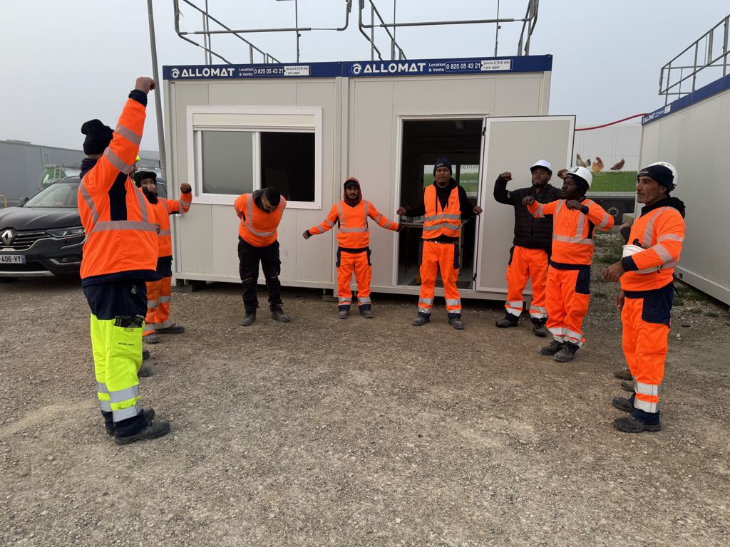 Groupe en synchronisation pendant l'échauffement matinal