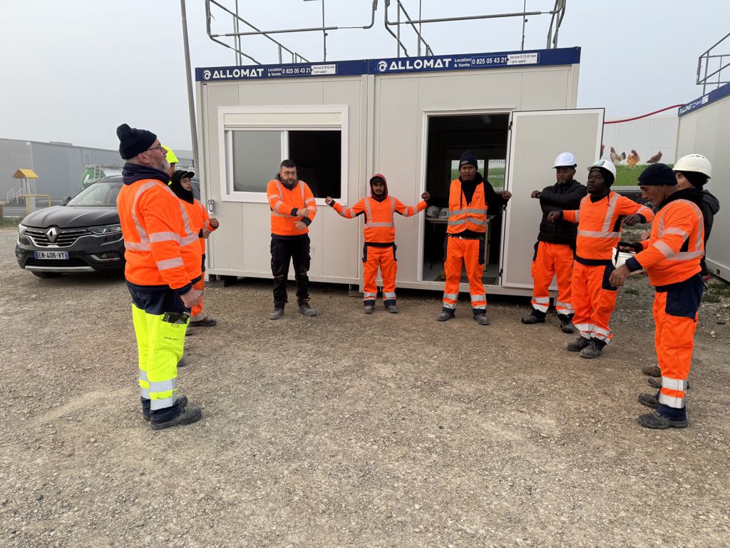 Formateur démontrant un exercice d'étirement
